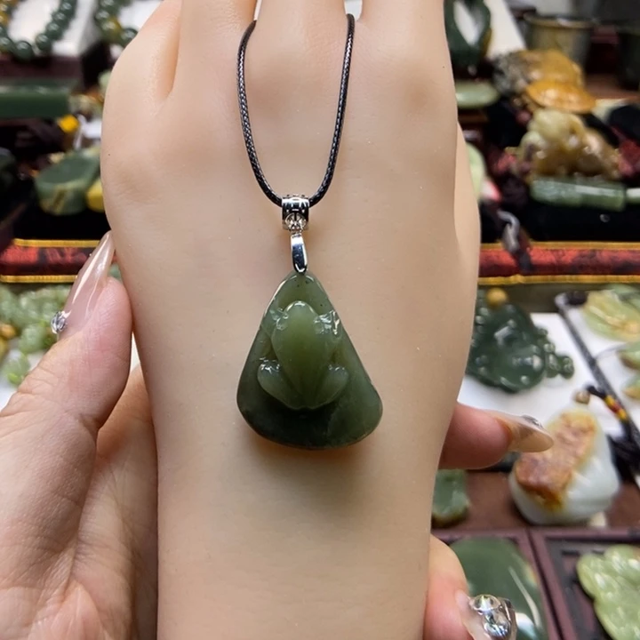颈饰未镶嵌岫岩河磨玉（透闪石质玉）