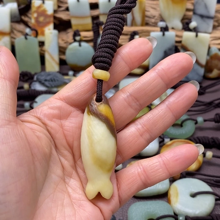 刘***剑蛇纹石玉未镶嵌颈饰