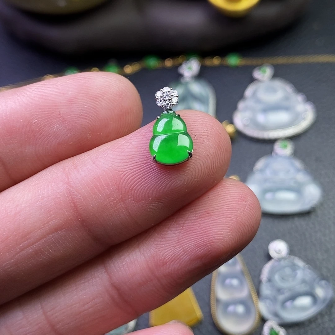 颈饰18K金镶嵌翡翠