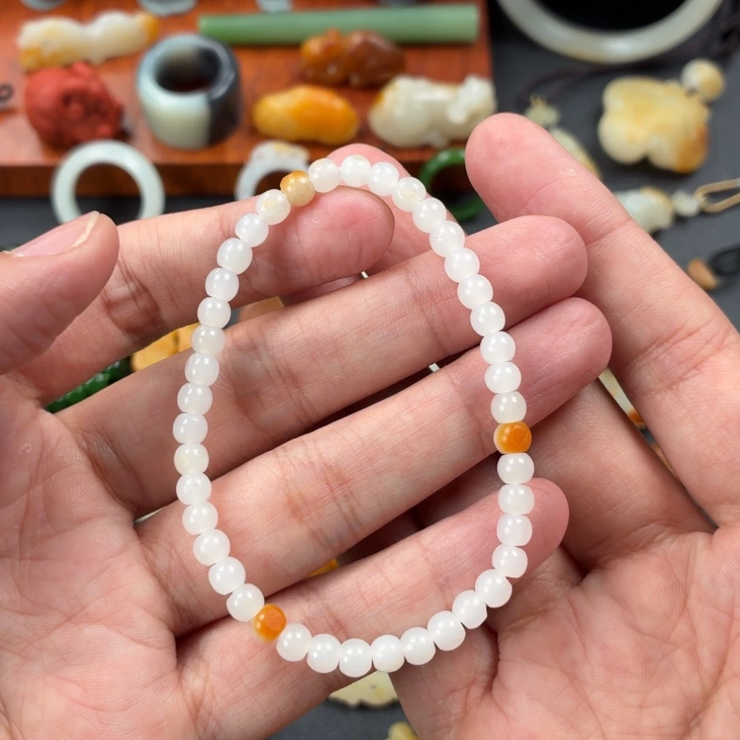 菲***伊和田玉未镶嵌颈饰