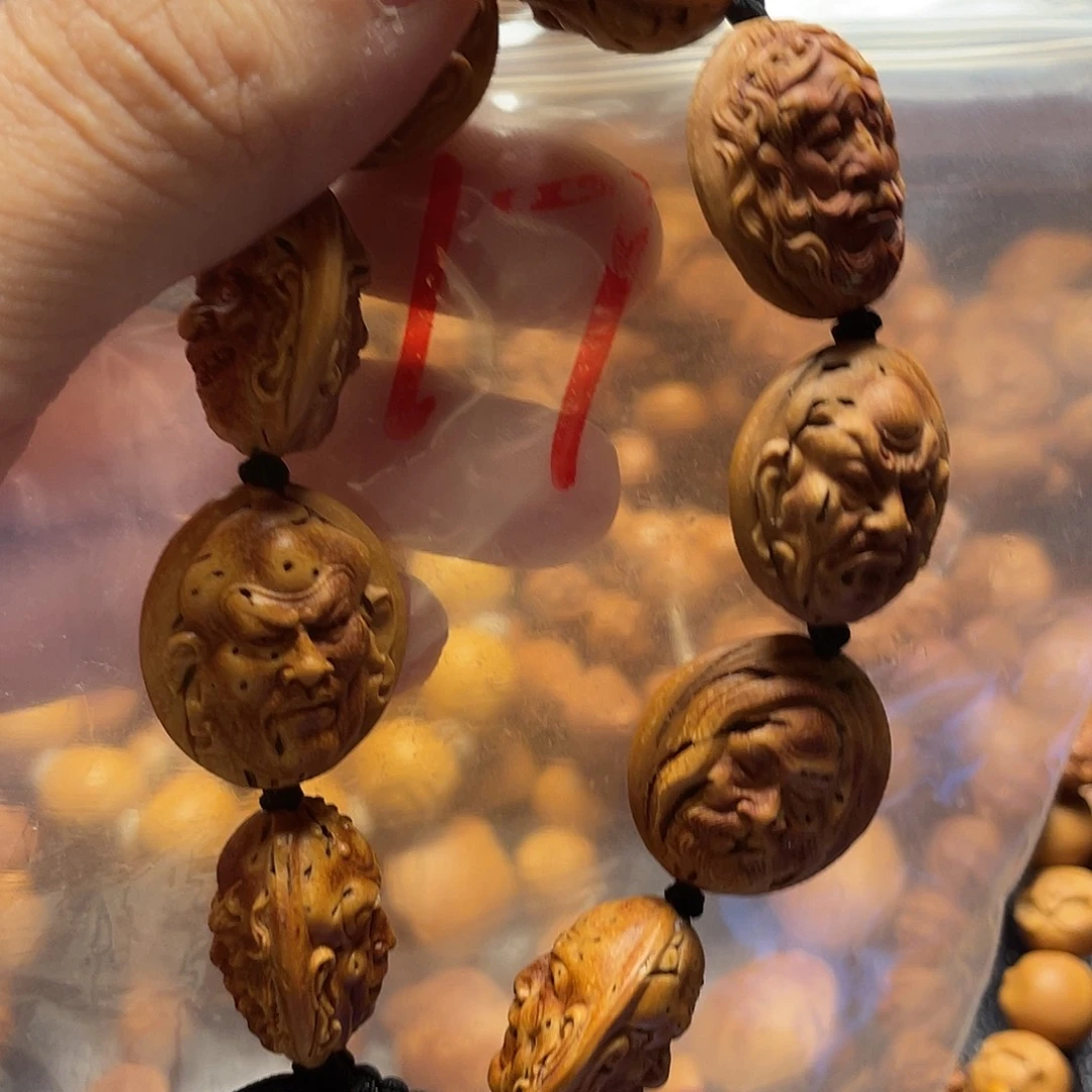 大桃核雕刻瑕疵罗汉