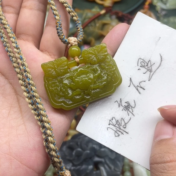 蛇纹石玉吊坠合金