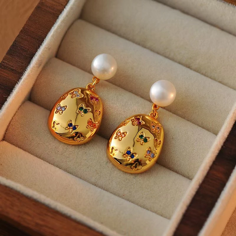 铜合金合成锆石耳饰 d055---港风小众时尚复古蝴蝶雕纹吊坠耳环