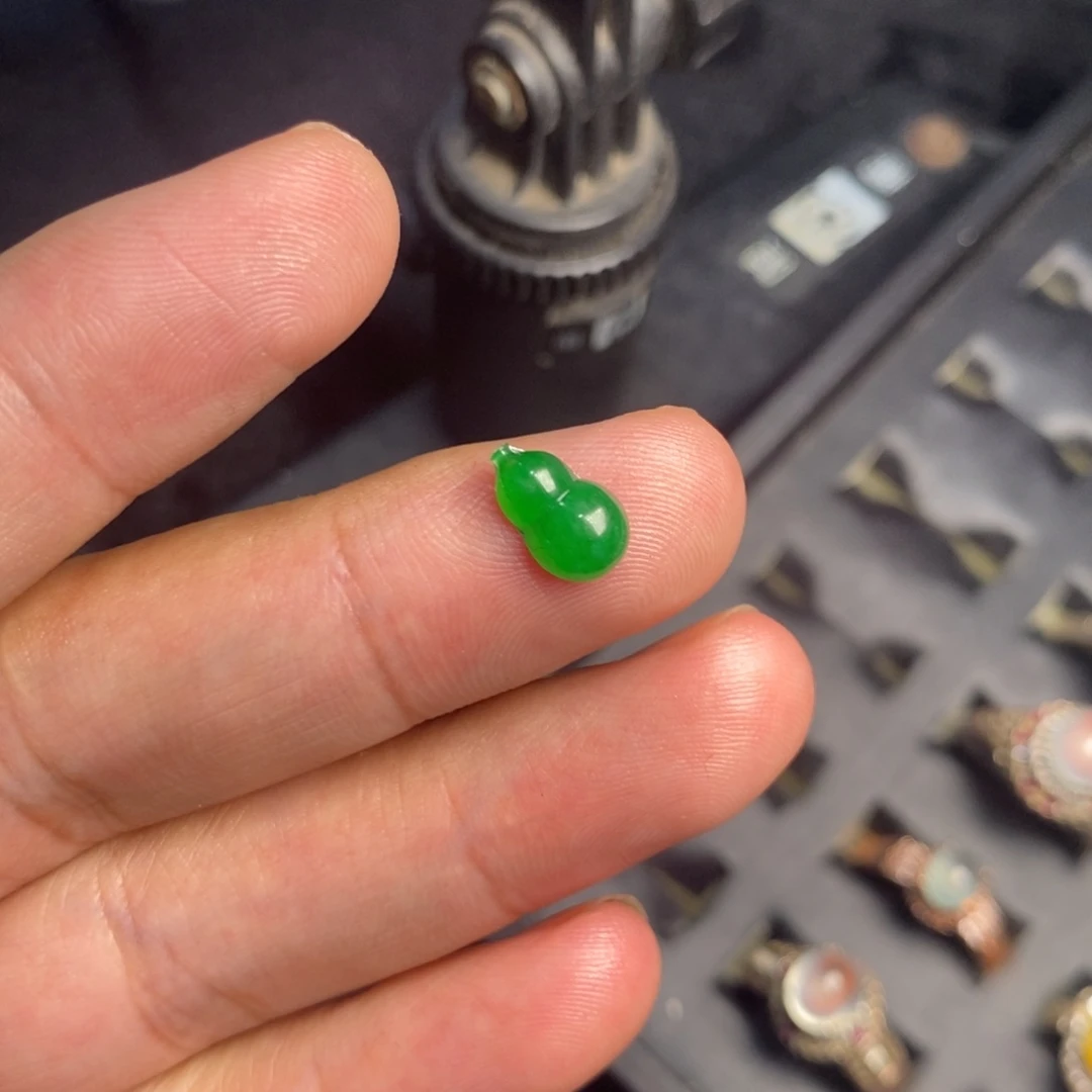 翡翠戒指未镶嵌辣绿葫芦戒指