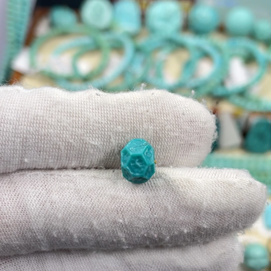 绿松石未镶嵌颈饰