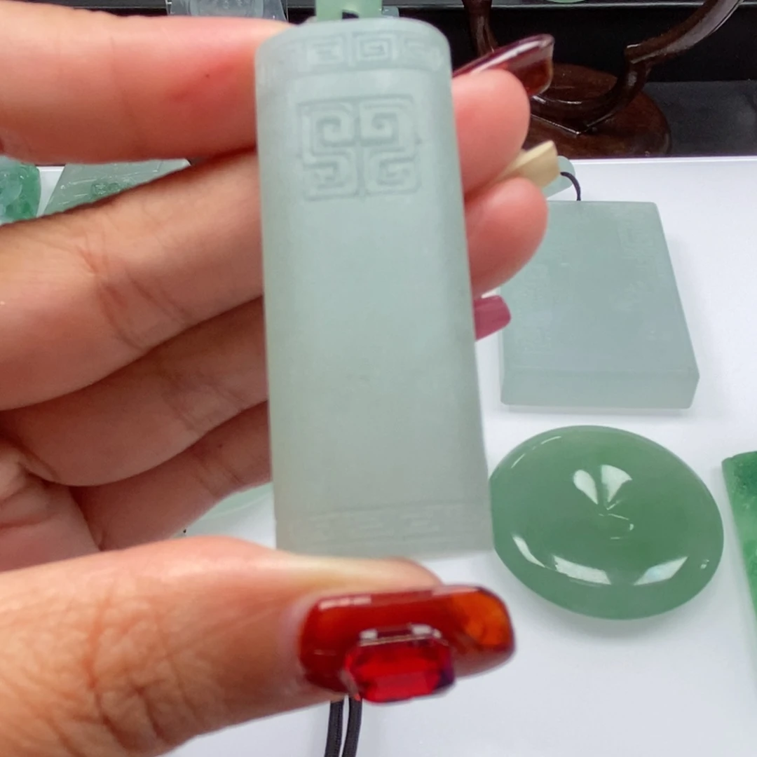 兜****定制翡翠未镶嵌天然翡翠