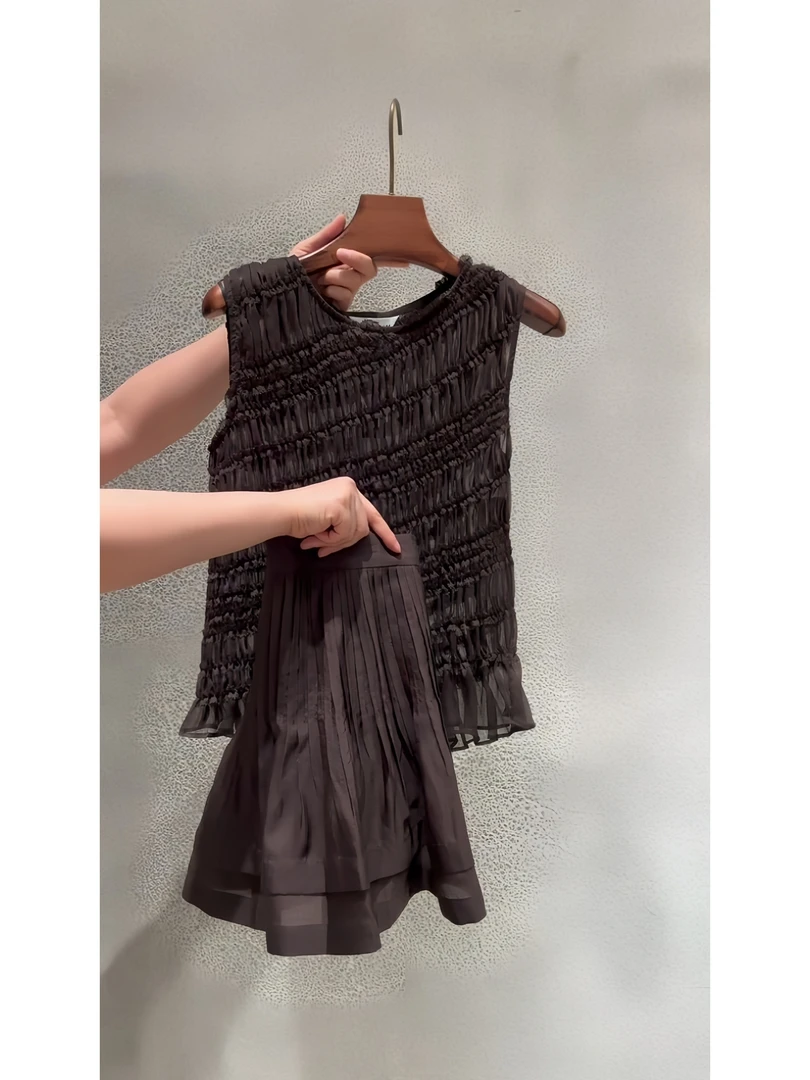 2025夏季新款美拉德色重工手工背心设计感荷叶边上衣/压褶半身裙