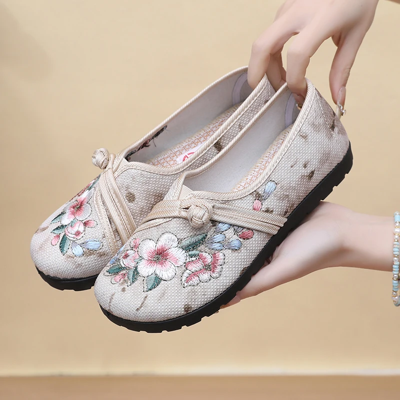 2025新款老北京布鞋女妈妈鞋软底防滑中老年平底中国风一脚蹬单鞋