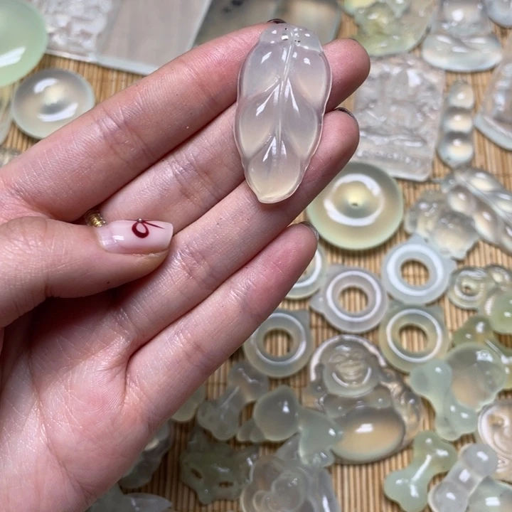 蛇纹石玉颈饰未镶嵌