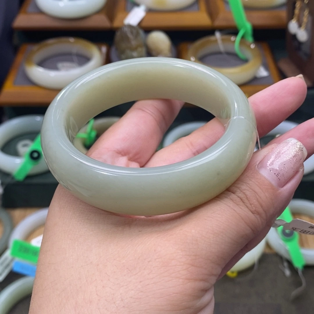 和田玉手镯未镶嵌清货