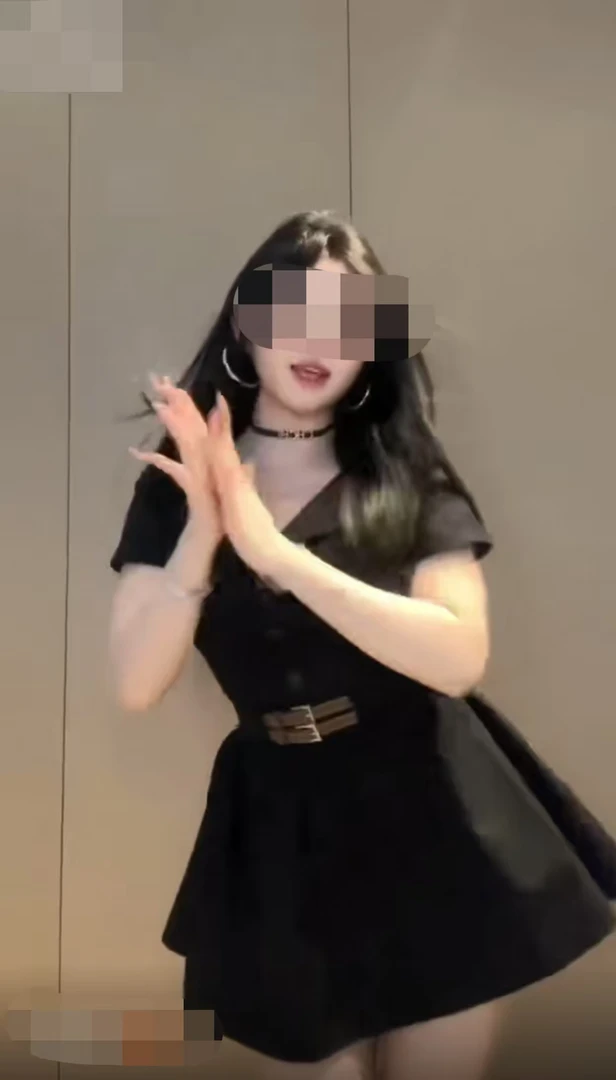 【俏丽佳人】胖mm法式赫本风高级感翻领黑色连衣裙收腰短裙子11041