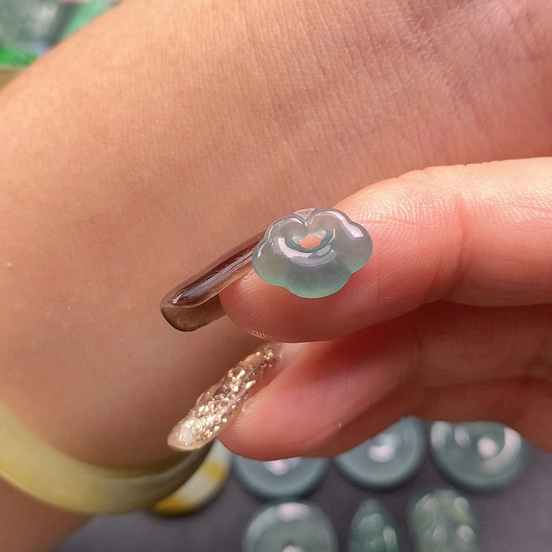 翡翠未镶嵌颈饰祥云锁