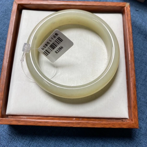 天然和田玉手镯 55