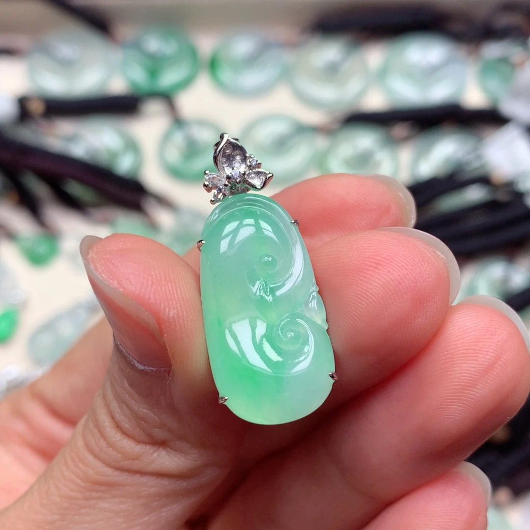 翡翠18K金镶嵌颈饰如意