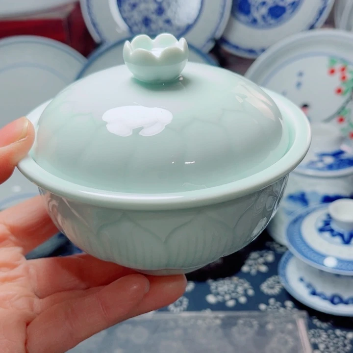 青花玲珑荷花雕刻炖盅