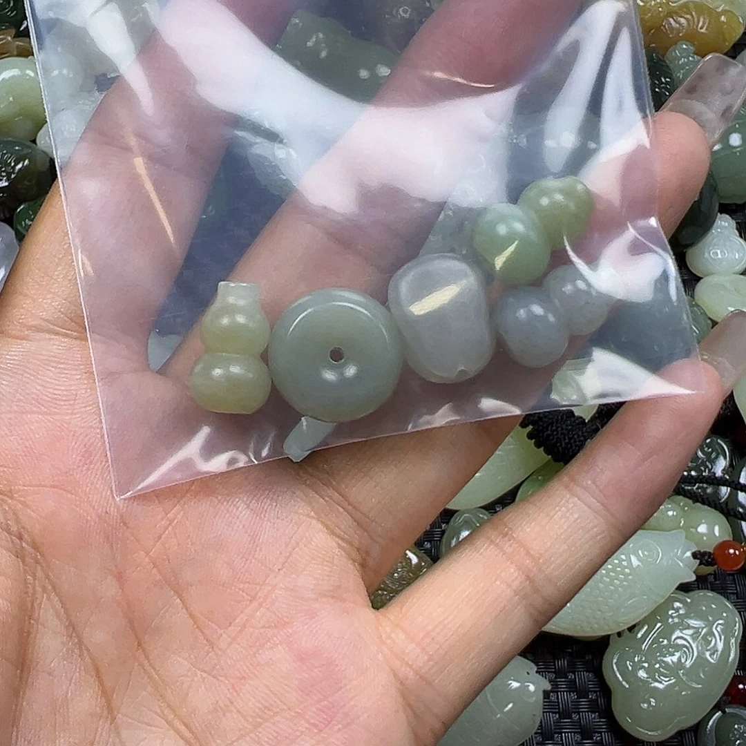 绒***儿颈饰未镶嵌和田玉
