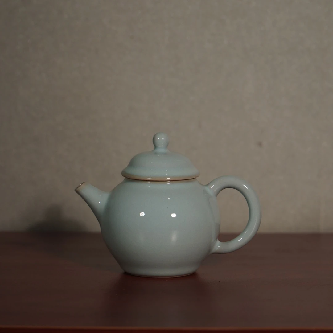微瑕汝窑天青釉官帽壶