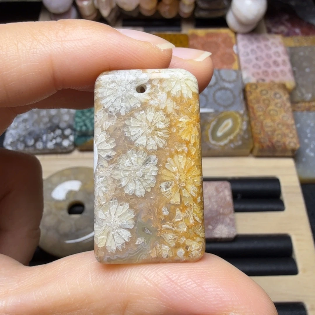硅化玉未镶嵌骨骼大花，无珠无绳不退