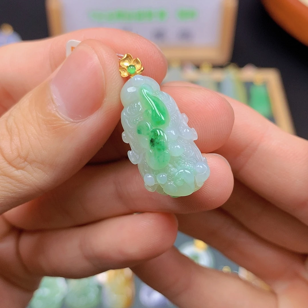 翡翠18K金镶嵌颈饰翡翠