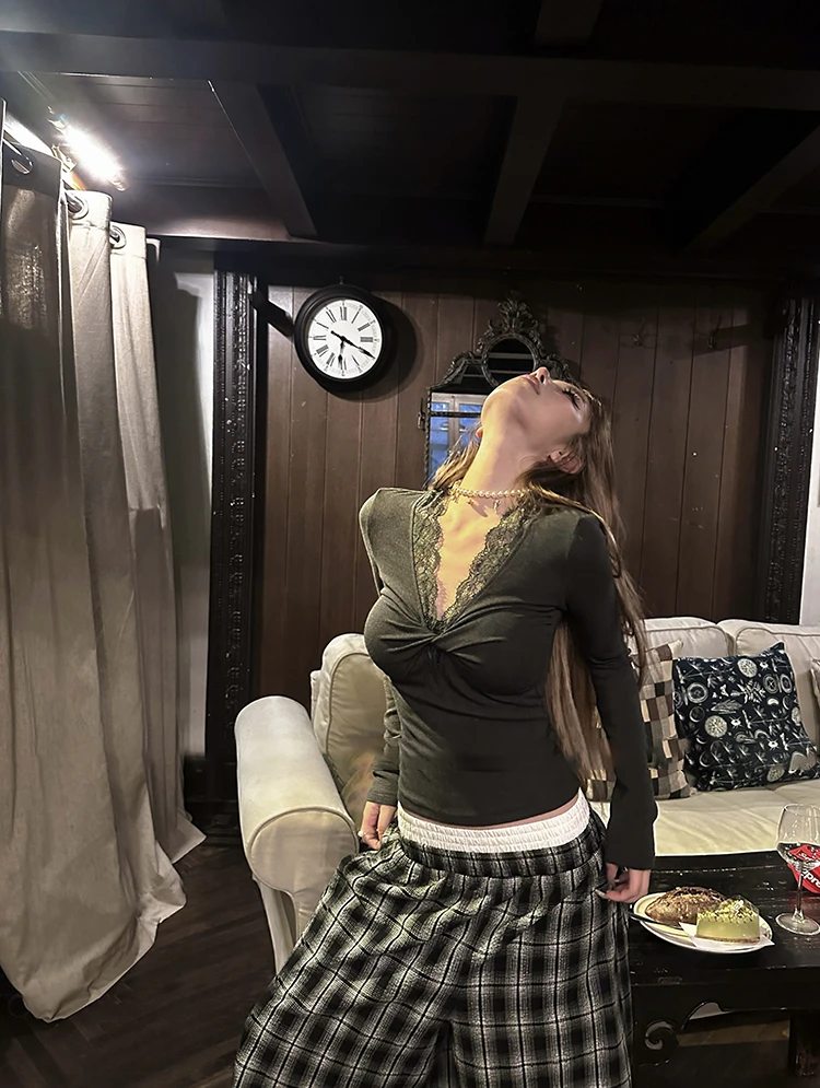 【Lady线条】蕾丝拼接V领加绒长袖女复古收腰修身显瘦内搭上衣