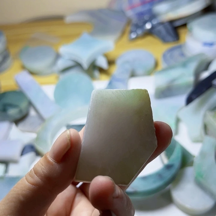 翡翠未镶嵌颈饰燕*