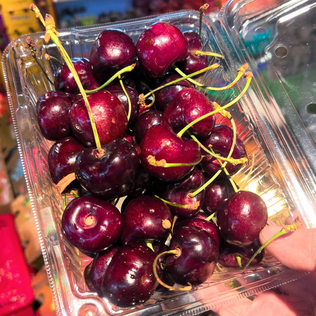 49.9元一份，波板车厘子4J，2斤装，甜脆口，硬度好，车厘子尾期，车厘子尾期颜色不正，介意勿拍无售后