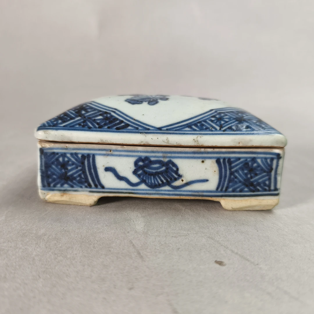 25073000清道光青花开光花卉纹四方盖盒 长11.2cm A03339
