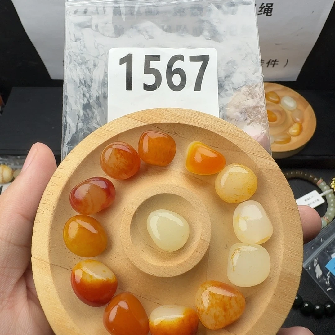 条***家和田玉未镶嵌手串