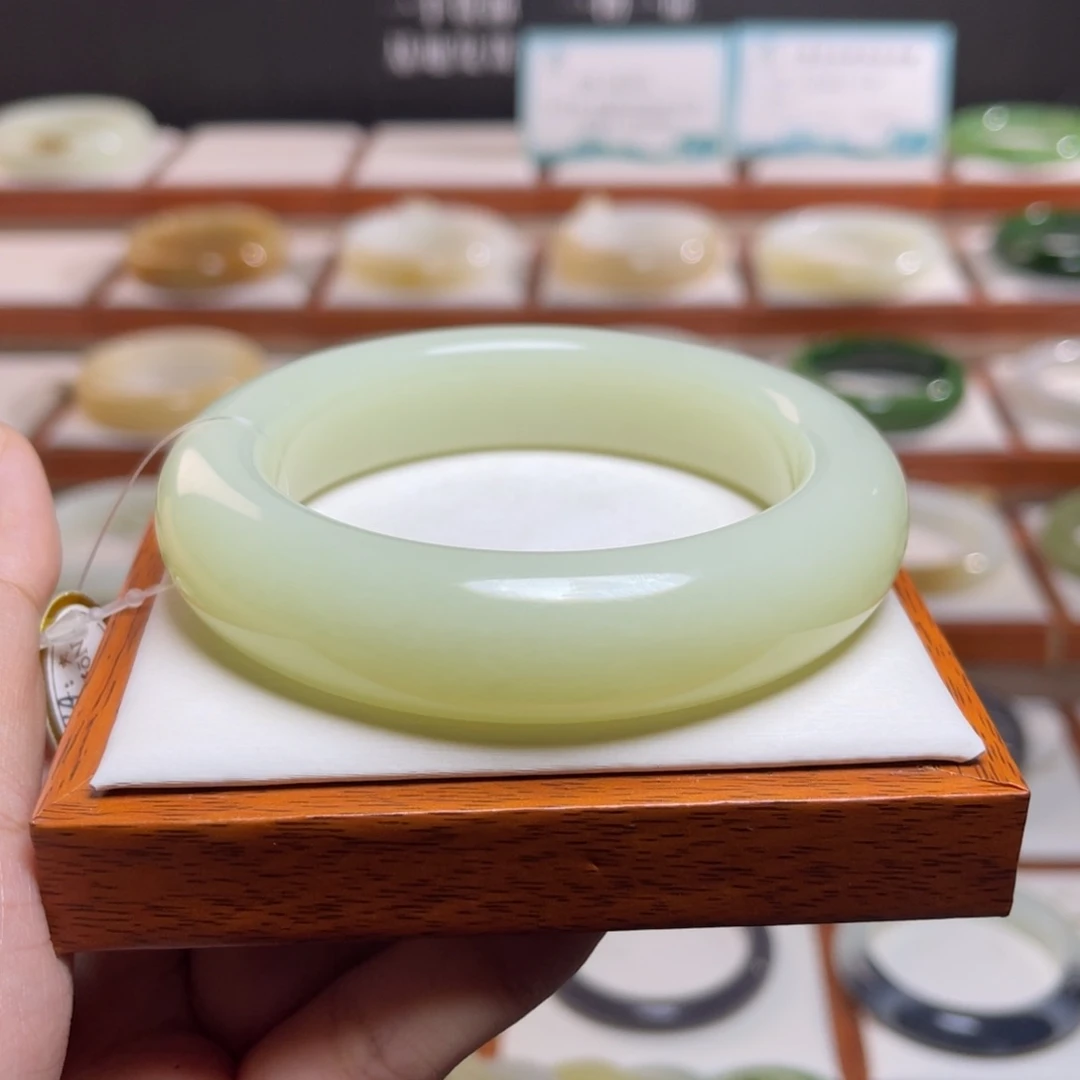 【闪购商品】未镶嵌手镯和田玉寒*入