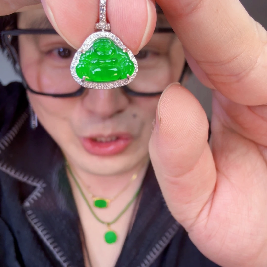 翡翠未镶嵌颈饰一件