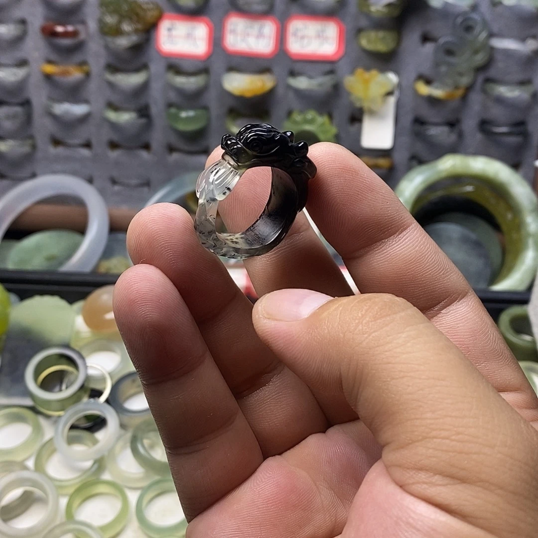 B***酱未镶嵌蛇纹石玉戒指