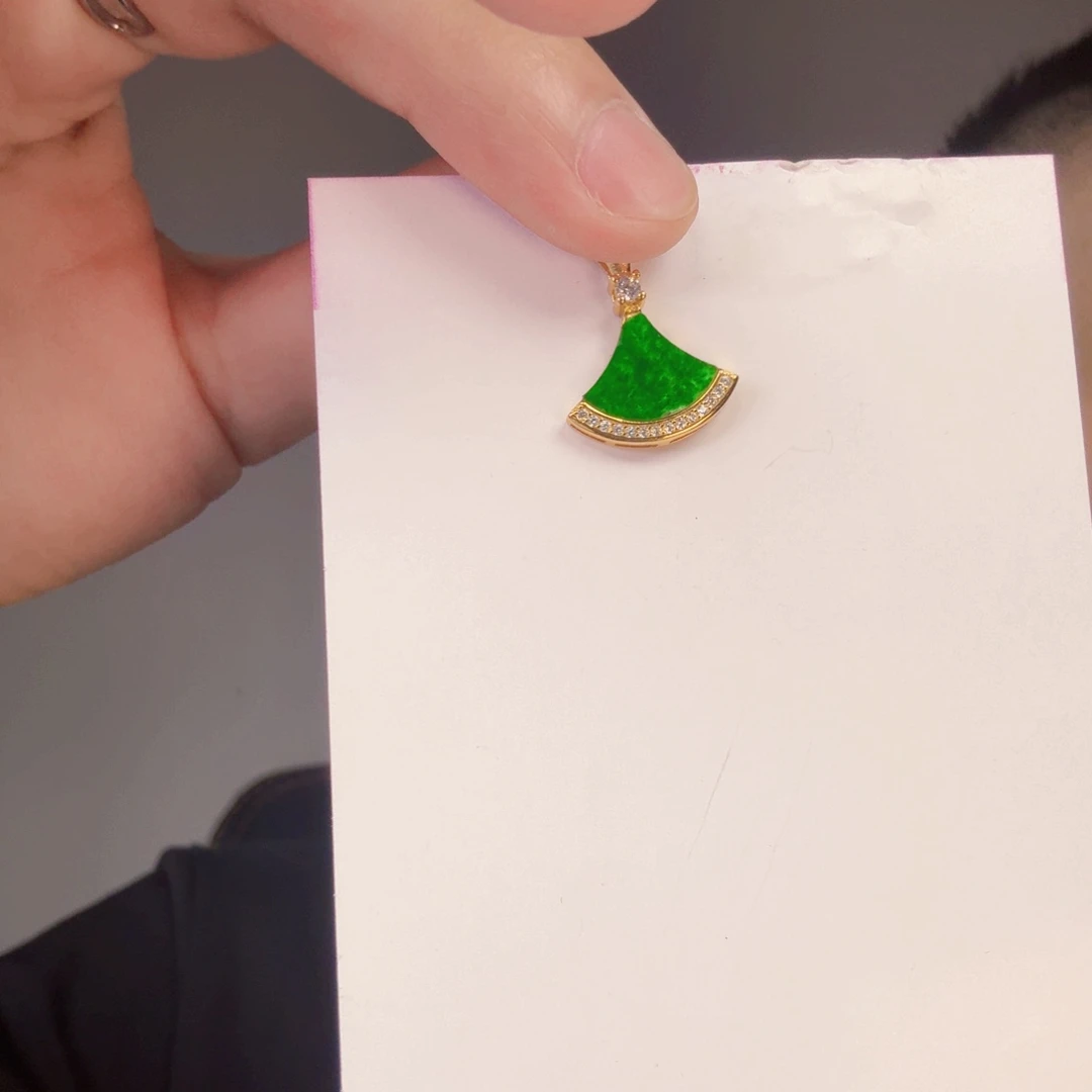 翡翠未镶嵌颈饰一件