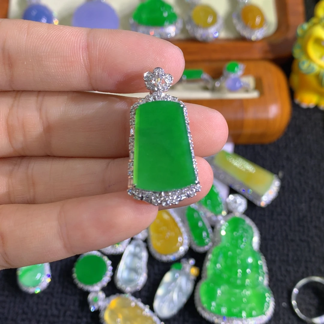 翡翠18K金镶嵌颈饰