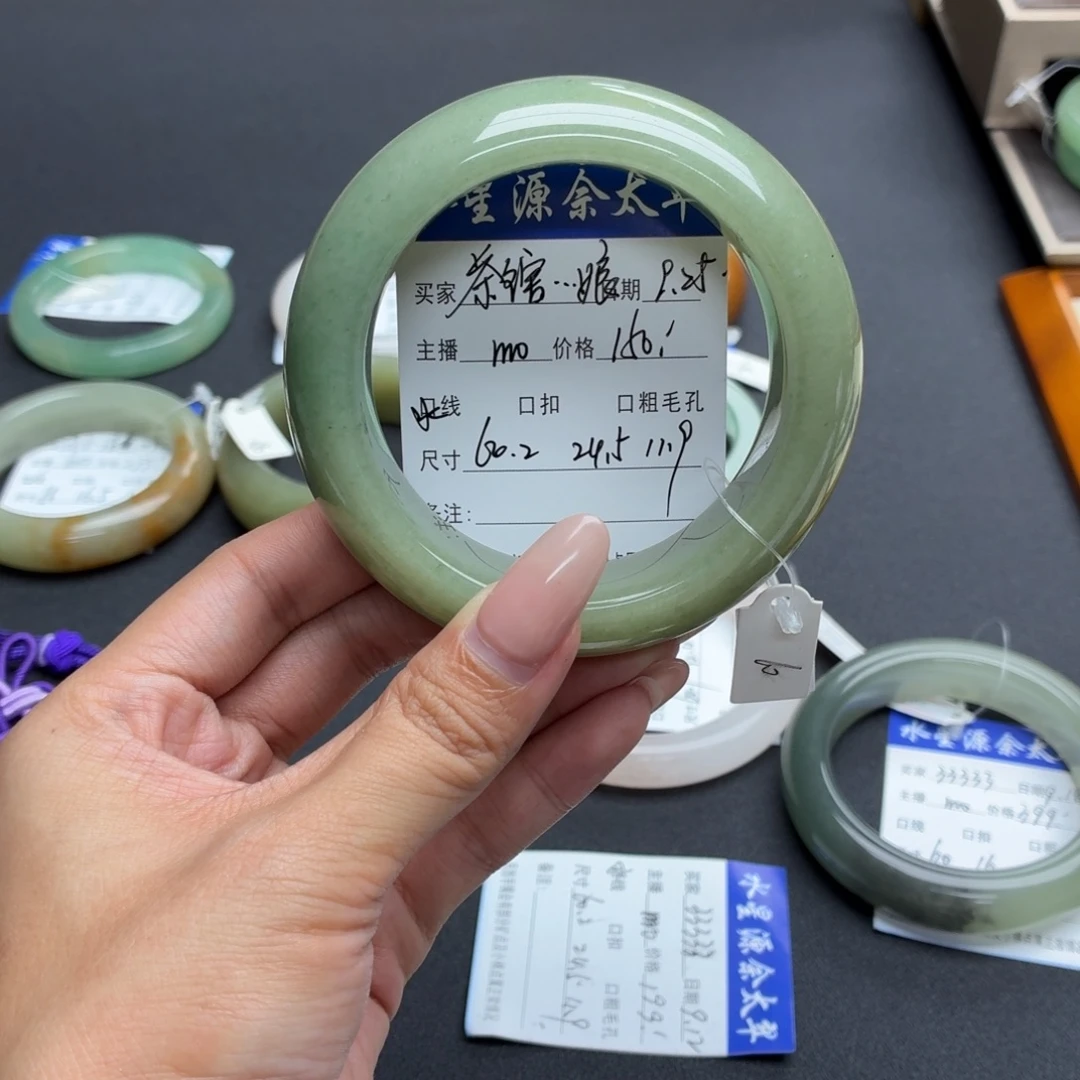 闲***茶石英质玉未镶嵌手镯