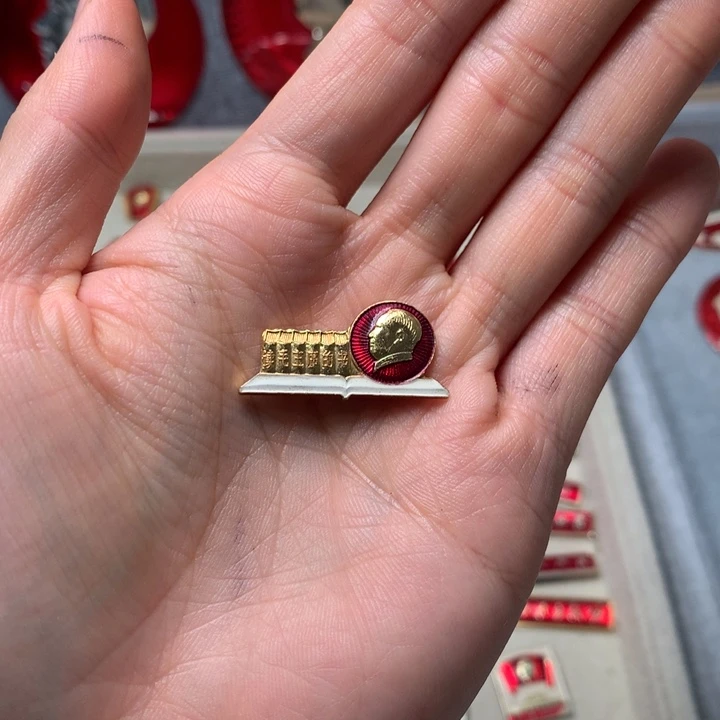 莲****人像章像章像章章章