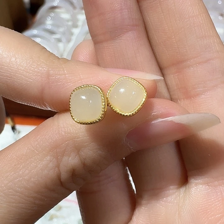 石英质玉颈饰合金