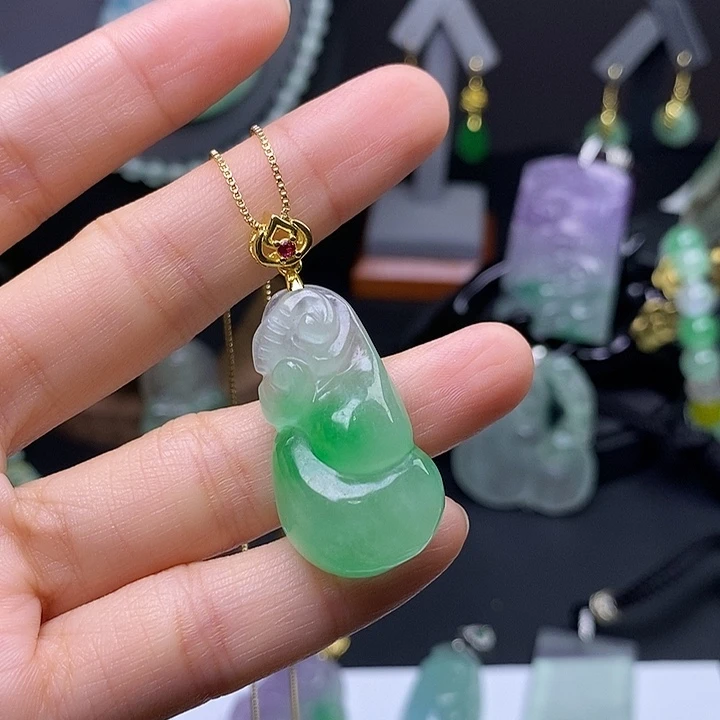 翡翠未镶嵌吊坠(赠链)