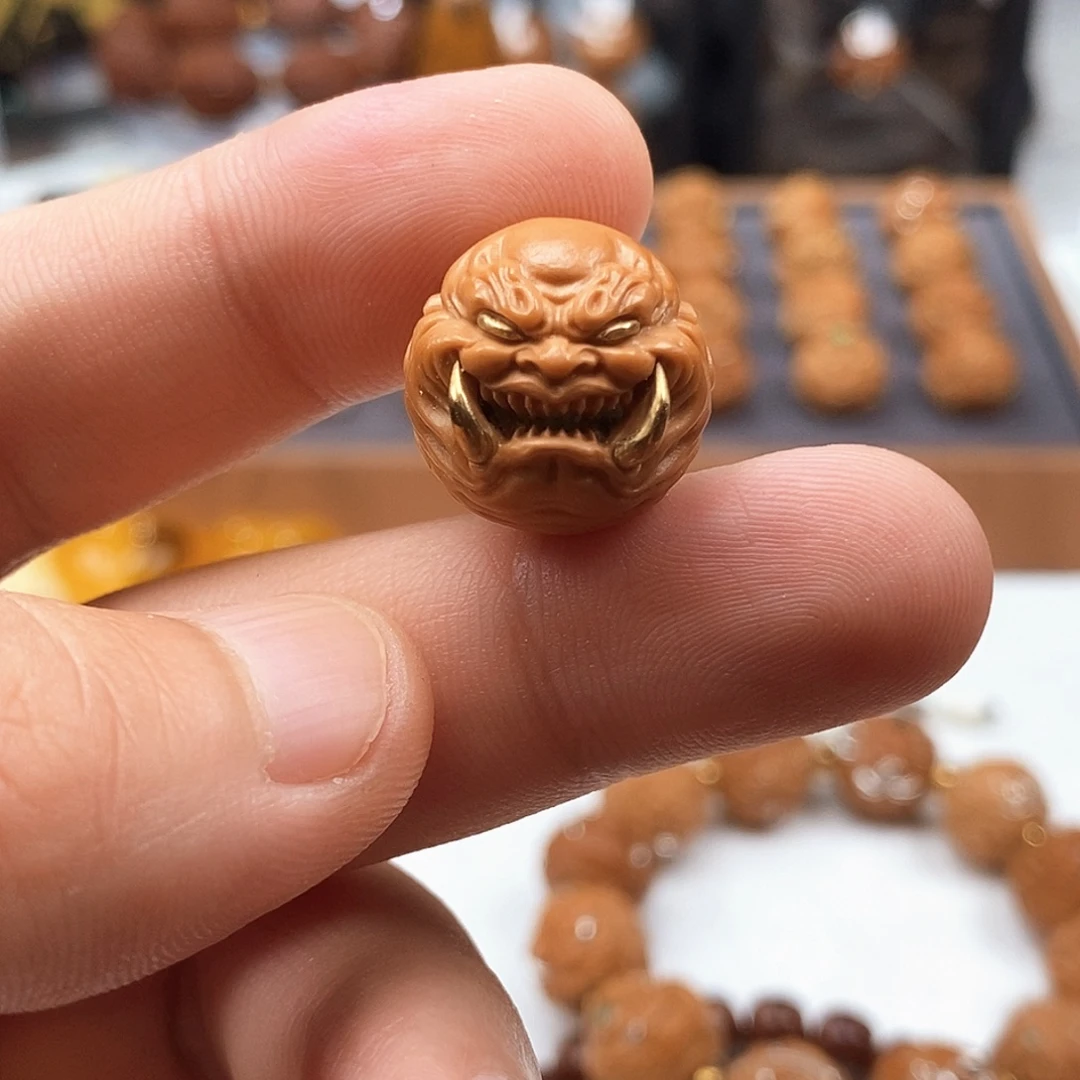 ****猴头核桃把件镶嵌獠牙恶僧