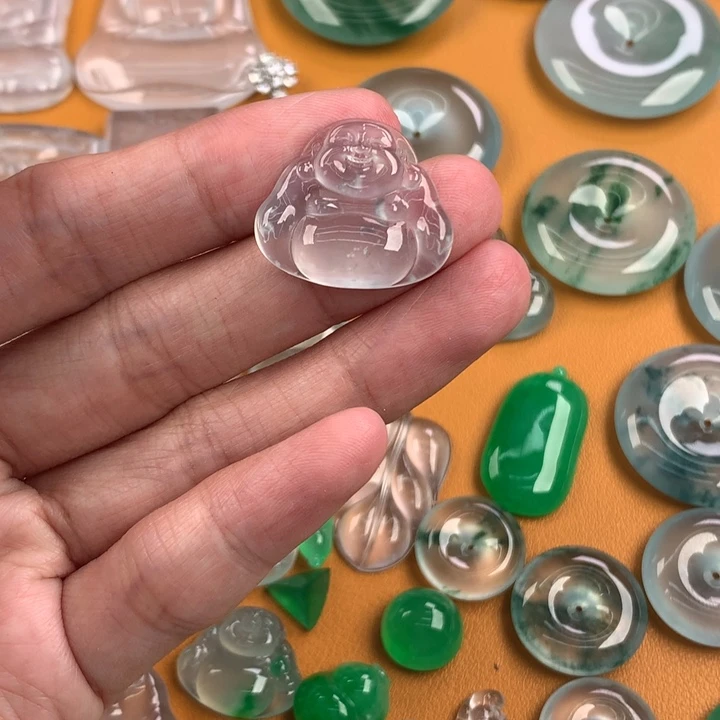 翡翠未镶嵌颈饰….