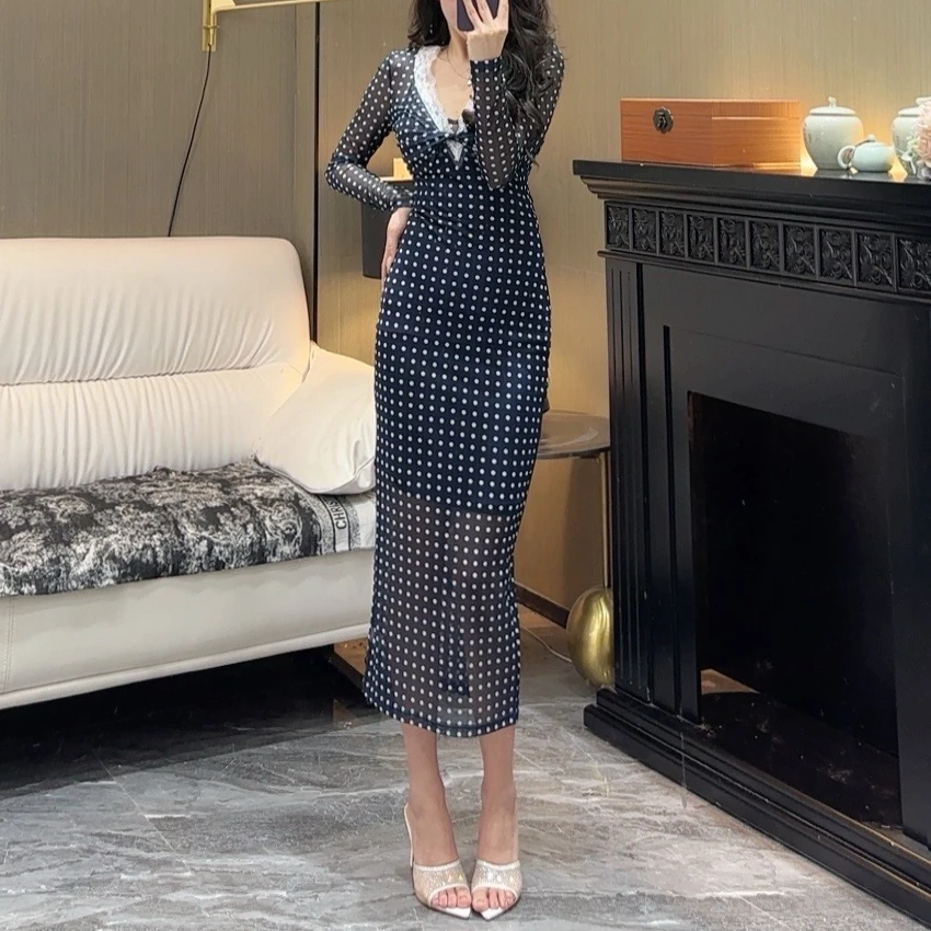 气质女人味轻奢扭扭蕾丝V领长袖黑色波点显瘦修身时尚百搭连衣裙