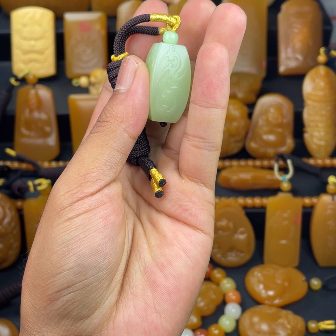 林***生颈饰未镶嵌石英质玉（缅黄）