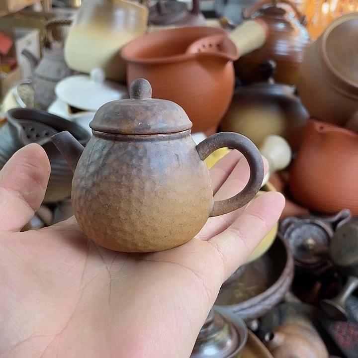 瓷片罐子中一块石头里就像