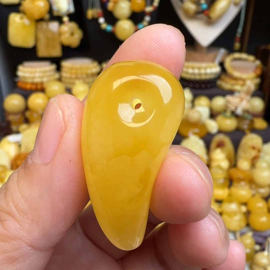 琥珀未镶嵌吊坠(赠链)天然俄料鸡油黄蜜蜡勾玉吊坠