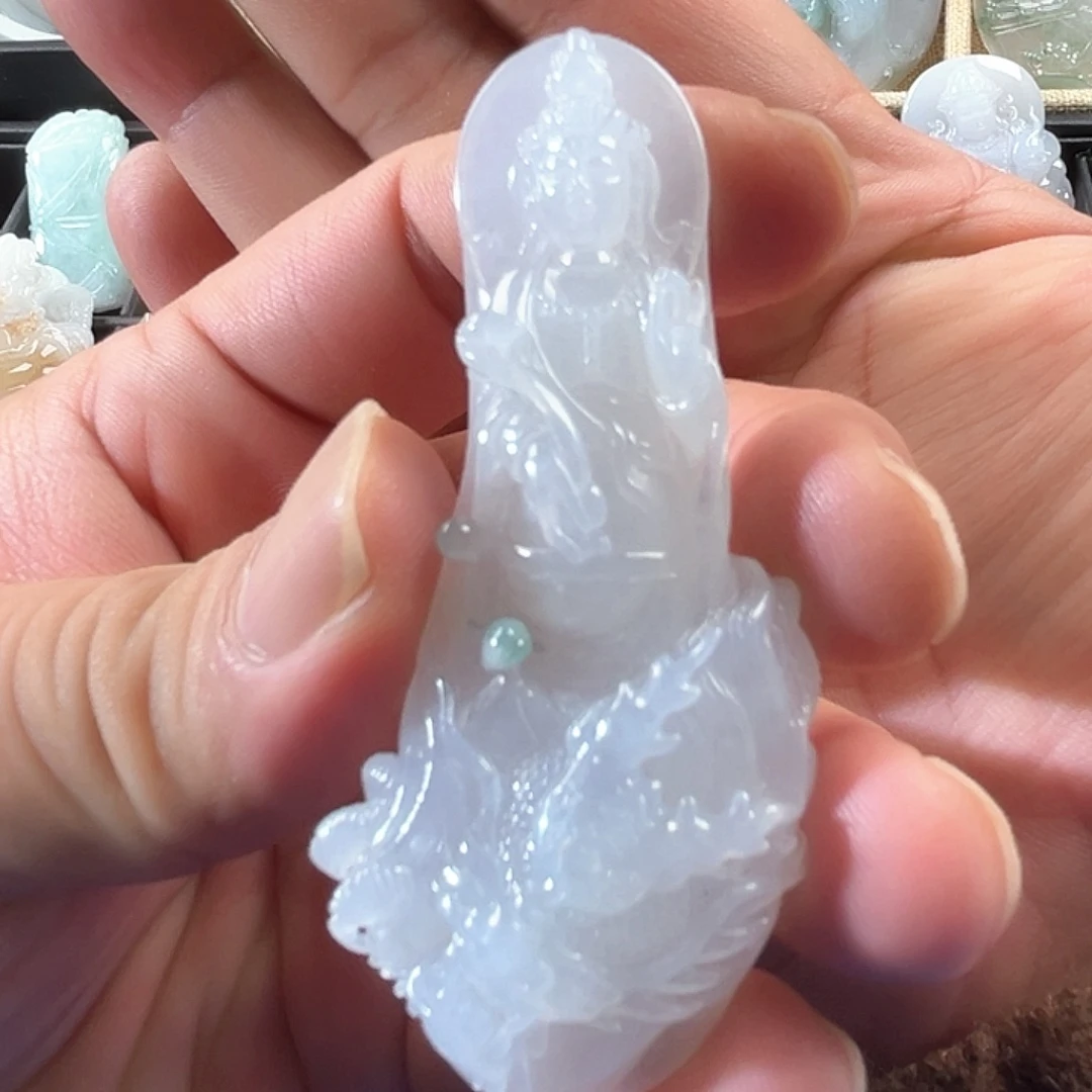 翡翠未镶嵌颈饰御龙观音