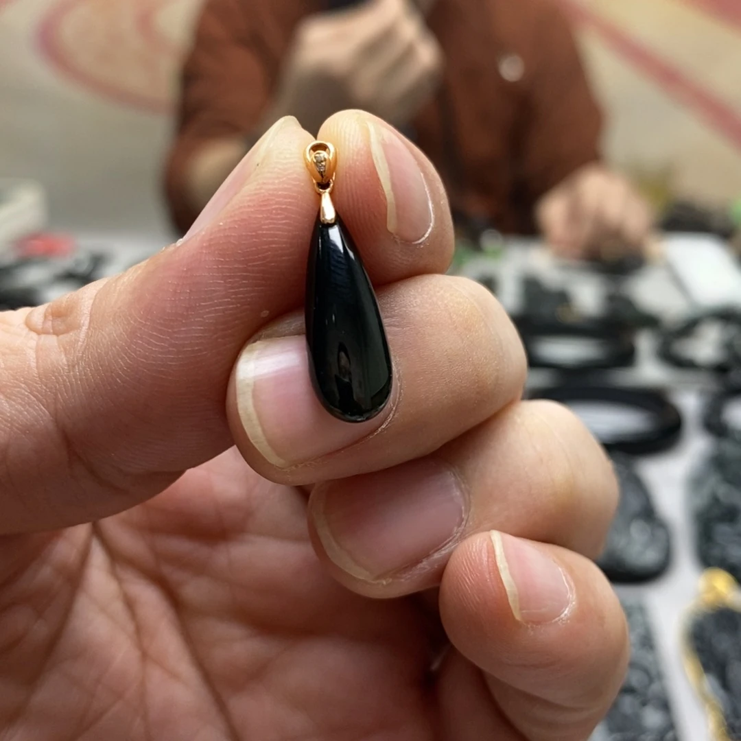 翡翠18K金镶嵌颈饰水滴