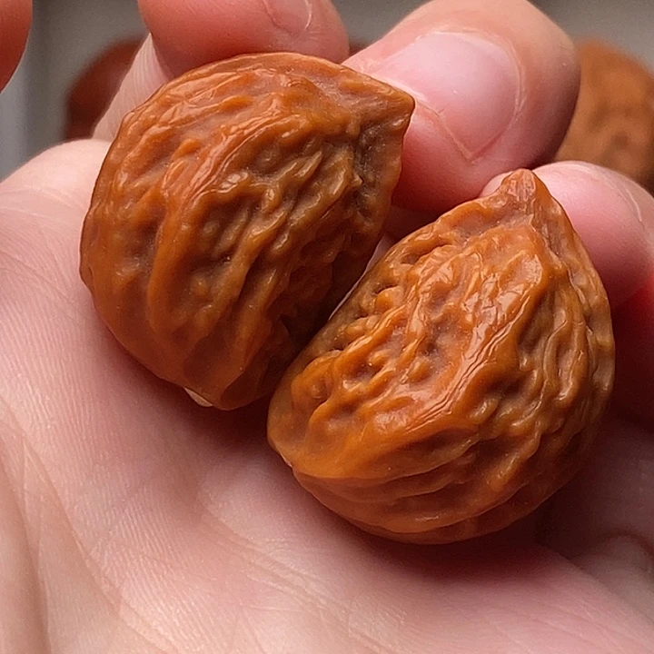 文玩核桃吊坠半臂。