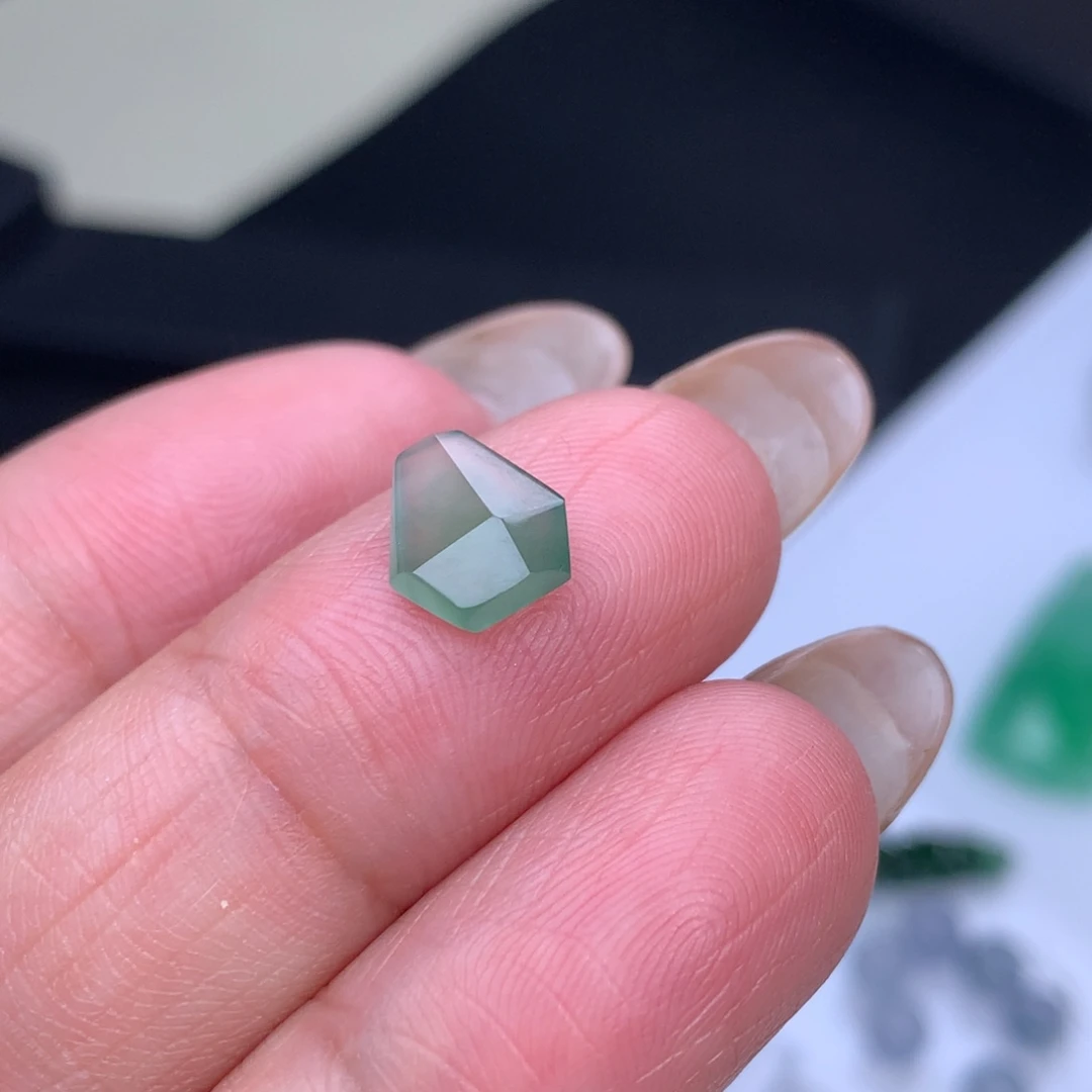 翡翠未镶嵌颈饰裸石