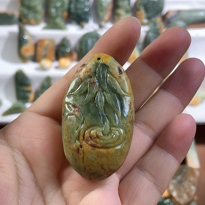 颈饰未镶嵌岫岩河磨玉（透闪石质玉）