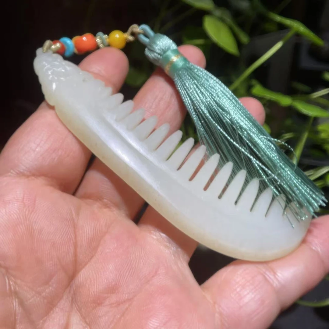 新疆和田玉白玉挂件25克籽玉梳子尺寸93.2×25.6×6.2毫米。