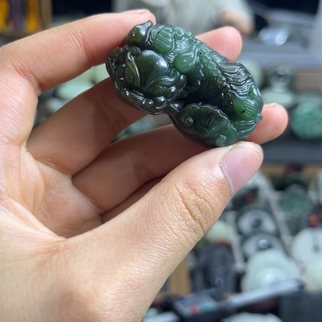 和田玉未镶嵌颈饰有包容